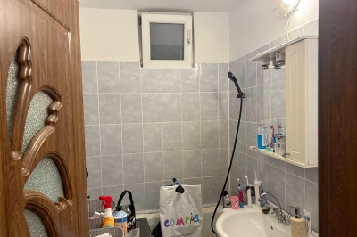 Vand garsoniera decomandata in zona Rovine la cheie!