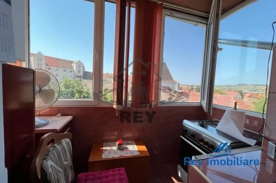 Apartament 2 camere decomandat, zonă Bâlea – Central, 2 balcoane, mobilat