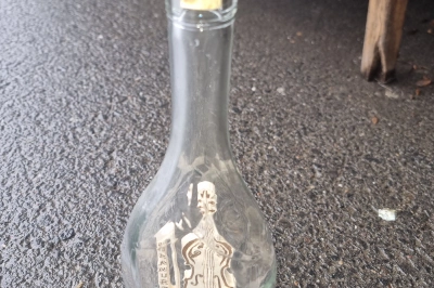 Sticlă artizanală pentru pălincă cu poartă maramureșeană sculptată manual