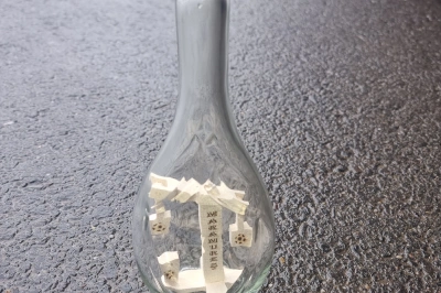 Sticlă artizanală pentru pălincă cu poartă maramureșeană sculptată manual