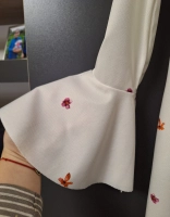 chie albă Amisu cu imprimeu floral și păsări, mâneci clopot – Mărimea 36 (S)|en|Ami