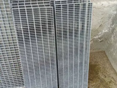 Trepte și Grătare Metalice Galvanizate la Comandă – Scări, Poduri, Platforme | Sibiu|e