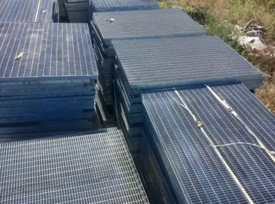 Trepte și Grătare Metalice Galvanizate la Comandă – Scări, Poduri, Platforme | Sibiu|e