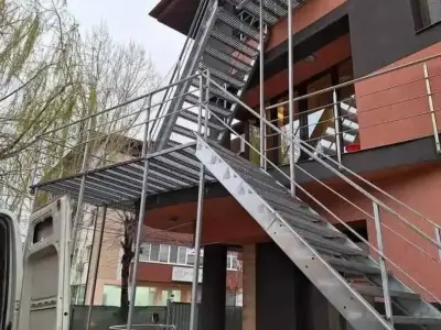 Scări Metalice Galvanizate Exterior și Scări Interioare din Lemn – La Comandă | Sibiu