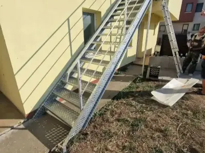 Scări Metalice Galvanizate Exterior și Scări Interioare din Lemn – La Comandă | Sibiu