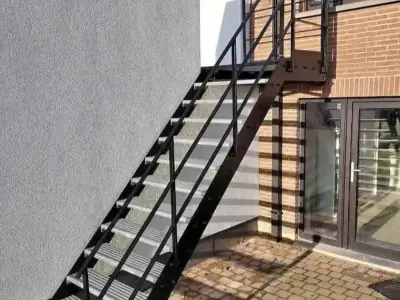 Scări Metalice Galvanizate Exterior și Scări Interioare din Lemn – La Comandă | Sibiu