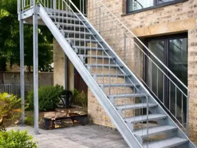 Scări Metalice Galvanizate Exterior și Scări Interioare din Lemn – La Comandă | Sibiu