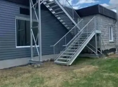 Scări Metalice Galvanizate Exterior și Scări Interioare din Lemn – La Comandă | Sibiu