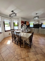 Casă vilă de vânzare Șelimbăr Sibiu 6 camere, teren 863 mp, garaj, ideală 2 familii|en