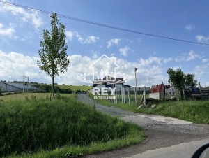 Teren intravilan 717 mp Șura Mare Sibiu, fnt 24 ml, la șosea, ideal casă sau hală|en