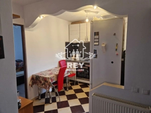 Apartament 3 camere Cisnădie central, etaj 2, decomandat, mobilat, 46 mp|en|3-om ap