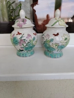 Doua vase cu capac din portelan  