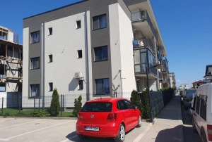 Vand apartament cu curte