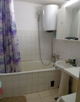O cameră de închiriat |en|A om for rent|/enhu|Kiadó szoba|/hude|Ein Zim