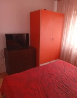 O cameră de închiriat |en|A om for rent|/enhu|Kiadó szoba|/hude|Ein Zim