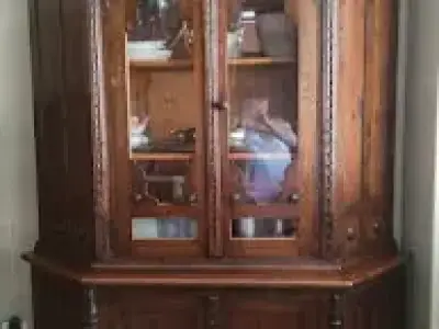 Vitrină din ulm masiv – mobilier interbelic original, recondiționat, stare excelentă