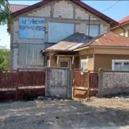Casa la rosu