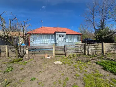 Casă cu teren 2000 mp în Miorcani, Botoșani – mobilată, dependințe, acces asfalt