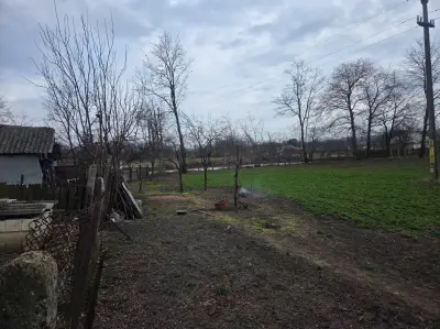 Casă cu teren 2000 mp în Miorcani, Botoșani – mobilată, dependințe, acces asfalt