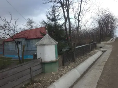 Casă cu teren 2000 mp în Miorcani, Botoșani – mobilată, dependințe, acces asfalt