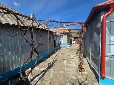 Casă cu teren 2000 mp în Miorcani, Botoșani – mobilată, dependințe, acces asfalt