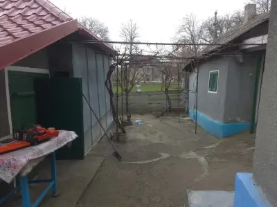 Casă cu teren 2000 mp în Miorcani, Botoșani – mobilată, dependințe, acces asfalt