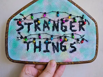 Decorațiune perete brodată Stranger Things 