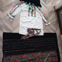 costum popular autentic de vrancea 