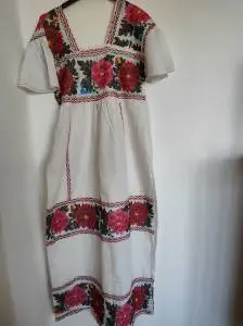 rochie tradiționala cusută manual 