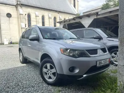 Vând Mitsubishi Outlander