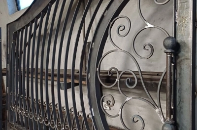 Porți și garduri din fier forjat – modele premium | Execuție la comandă