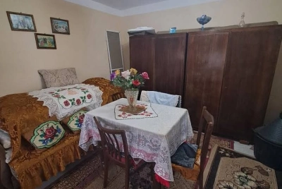 Casă 2 camere decomandate, teren 1.700 mp, utilități, zonă liniștită