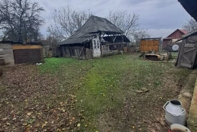 Casă 2 camere decomandate, teren 1.700 mp, utilități, zonă liniștită