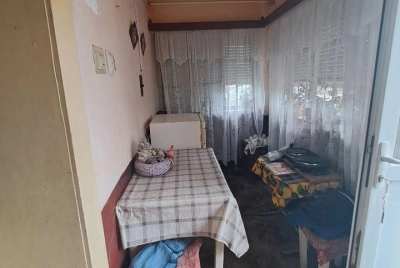 Casă 2 camere decomandate, teren 1.700 mp, utilități, zonă liniștită