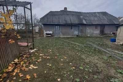 Casă 2 camere decomandate, teren 1.700 mp, utilități, zonă liniștită