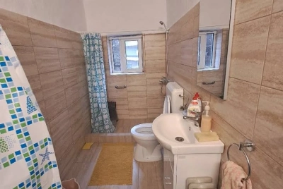 Casă 2 camere decomandate, teren 1.700 mp, utilități, zonă liniștită