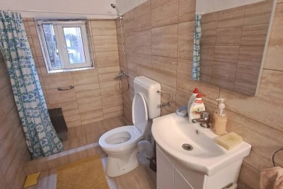 Casă 2 camere decomandate, teren 1.700 mp, utilități, zonă liniștită