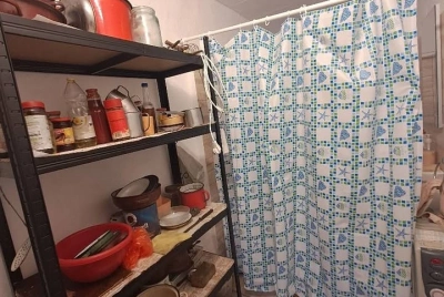 Casă 2 camere decomandate, teren 1.700 mp, utilități, zonă liniștită