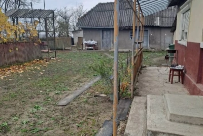 Casă 2 camere decomandate, teren 1.700 mp, utilități, zonă liniștită