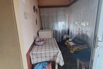 Casă 2 camere decomandate, teren 1.700 mp, utilități, zonă liniștită