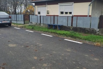 Casă 2 camere decomandate, teren 1.700 mp, utilități, zonă liniștită