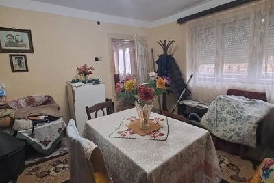 Casă 2 camere decomandate, teren 1.700 mp, utilități, zonă liniștită