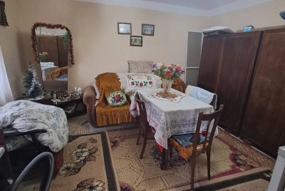 Casă 2 camere decomandate, teren 1.700 mp, utilități, zonă liniștită
