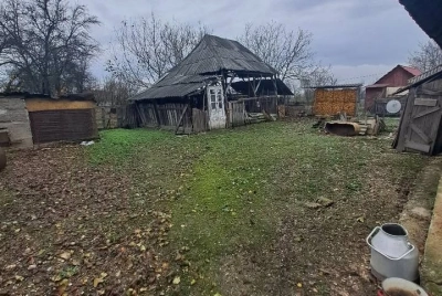 Casă 2 camere decomandate, teren 1.700 mp, utilități, zonă liniștită