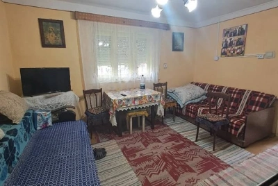 Casă 2 camere decomandate, teren 1.700 mp, utilități, zonă liniștită