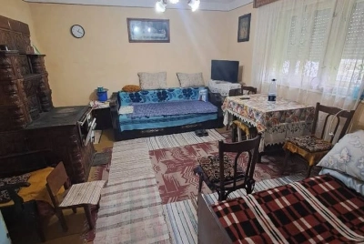 Casă 2 camere decomandate, teren 1.700 mp, utilități, zonă liniștită