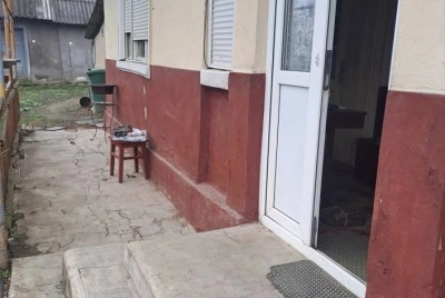 Casă 2 camere decomandate, teren 1.700 mp, utilități, zonă liniștită