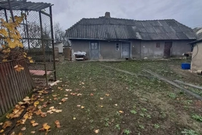 Casă 2 camere decomandate, teren 1.700 mp, utilități, zonă liniștită