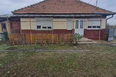 Casă 2 camere decomandate, teren 1.700 mp, utilități, zonă liniștită